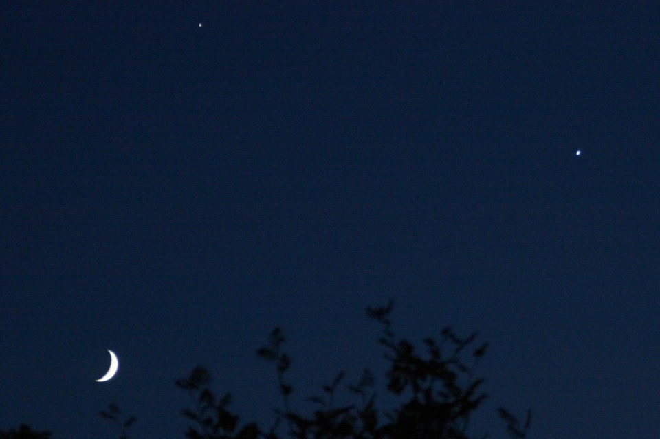Hold-Vémusz-Jupiter együttállás
2015. június 20-án KözEI: 16:00, Tata, Canon EOS 400D, ISO 1600, exp:1/30 mp
(Kovaliczky István)