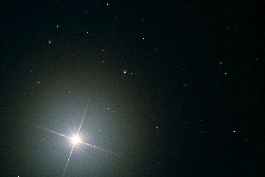 Hold-Fiastyúk (M45) együttállás 2012. április 3-án (KözEI: 18h37m)
Tata, Canon EOS 1000D, 200/1000-es Newton távcső, primer fókusz, ISO 800, exp:4mp
(Juhász András)
