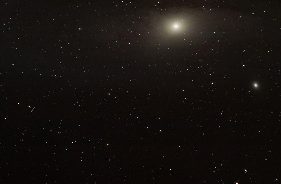 A (372) Palma kisbolygó és az M31 (Androméda-köd)
--kép--
2011. október 18. (UT):18:44-22:06, Tata, Canon EOS 1000D, 200/1000 Newton távcső, primer fókusz, ISO 800, exp: 14 x 30 sec
(Juhász András)