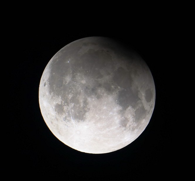 Részleges holdfogyatkozás
2013. április 25-én UT: 20:15, Tata, Canon EOS 1000D, 200/1000-es Newton távcső, primer fókusz, ISO 400, exp:1/400 mp
(Juhász András)