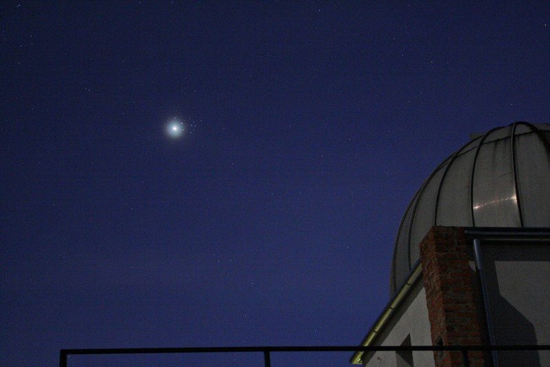 Hold-Fiastyúk (M45) együttállás 2012. április 3-án (KözEI: 18h32m)
Tata, Canon EOS 1000D, ISO 800, exp:6mp
(Juhász András)