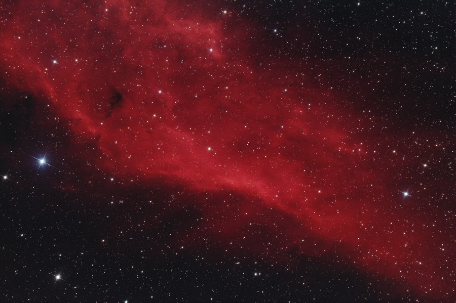 Kalifornia-köd (NGC1499) 2017. szeptember 30., Szomód, Canon EOS 1300D, 200/800-as Newton-asztrográf, exp: 30 x 8 perc (Mohai Márk)