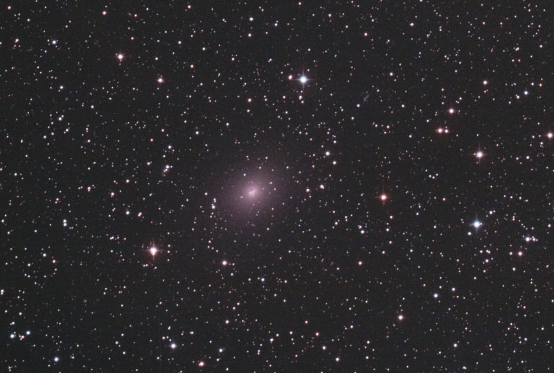 NGC 185 2011. augusztus 28., Tata, Canon EOS 400D, 250/1000 Newton távcső, Baader UHC-S szűrő,ISO 800, exp: 480 sec/9 kép (Somogyi Péter)