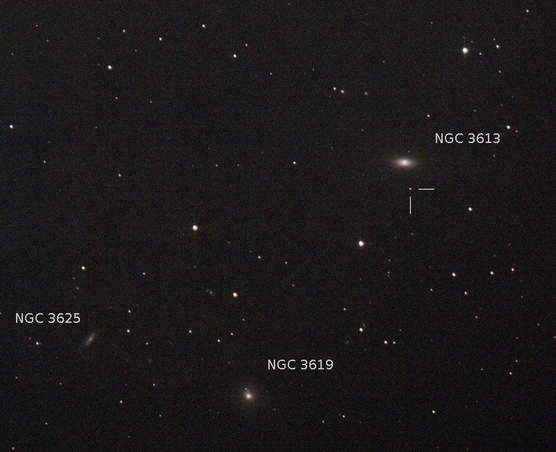 Szupernova az NGC 3613-ban
2011. augusztus 5. (UT):20:04-20:39, Tata, Canon EOS 400D, 250/1000 Newton távcső, primer fókusz, UHC szűrő, ISO 800, exp: 6 x 6 min
(Somogyi Péter)