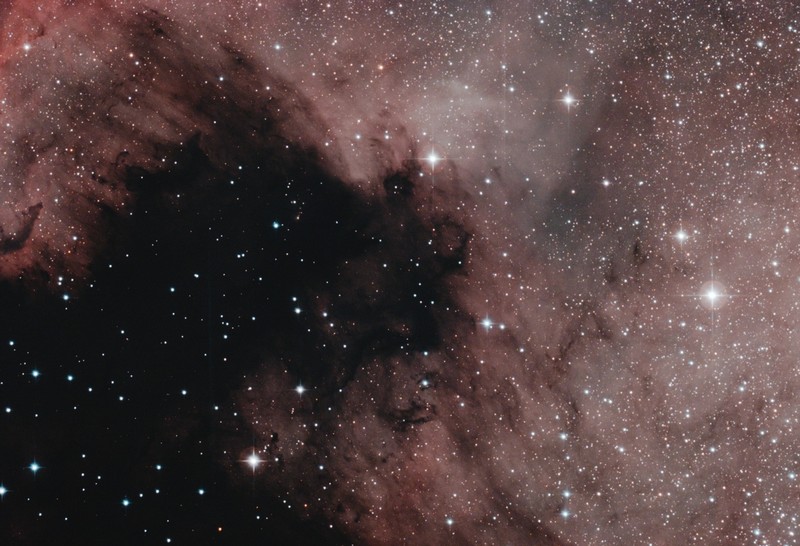 NGC 7000 részlet 2011. augusztus 20., Tata, Canon EOS 400D, 250/1000 Newton távcső, Baader UHC-S szűrő,ISO 800, exp: 21 x 6 perc (Somogyi Péter)